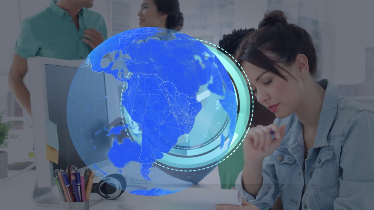 사무실에서 일하는 다양한 동료들에 대한 시계 및 글로벌 네트워크 처리 데이터의 애니메이션