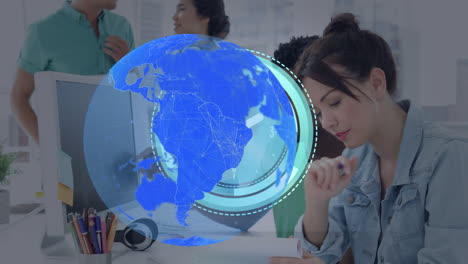 animación del reloj y el procesamiento de datos de la red global, sobre diversos colegas que trabajan en la oficina