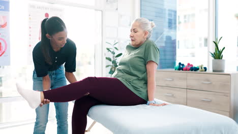 Fisioterapeuta,-Mujer-Mayor-Y-Soporte-De-Piernas.