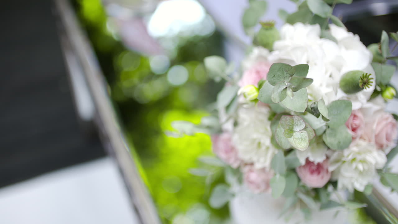 Matrimonio da favola: rose e bouquet