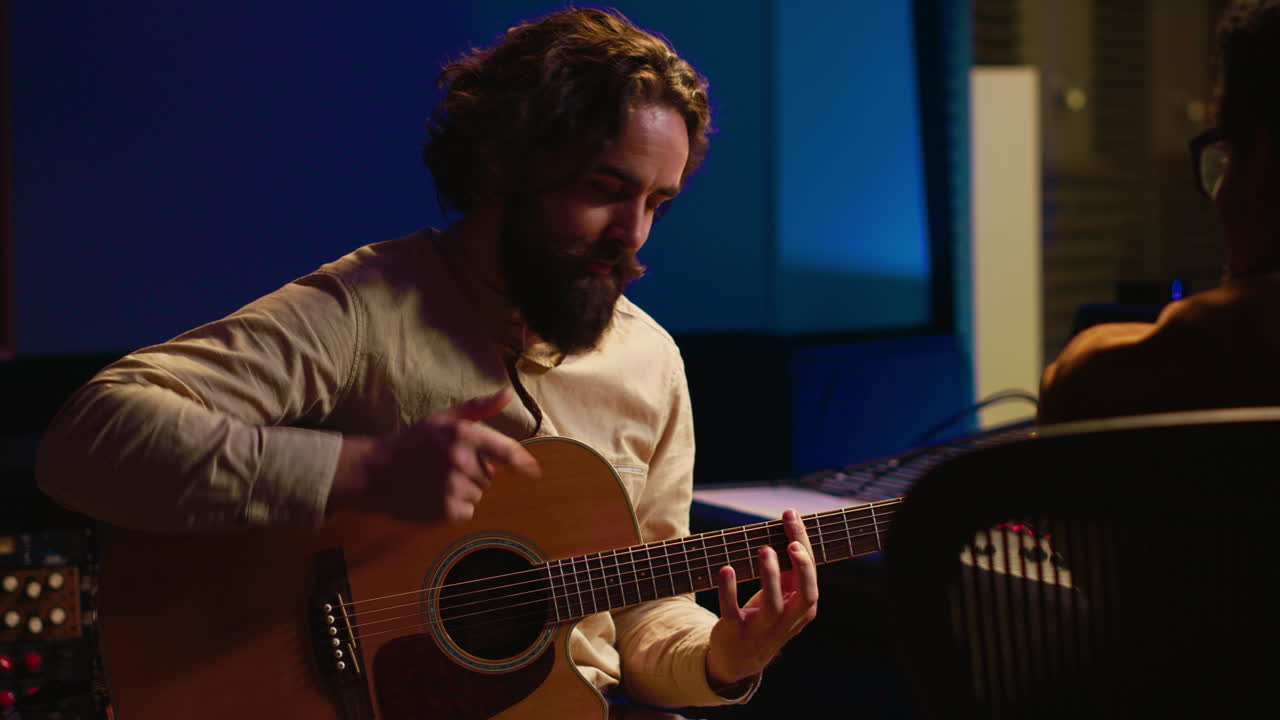 기타로 새로운 트랙을 제작하고 녹음하는 숙련된 작곡가