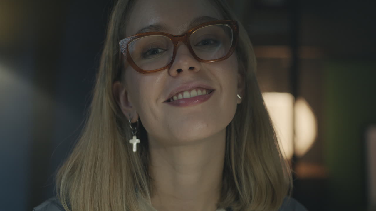 mujer aplicando crema