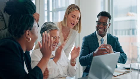 mercado de valores, equipo o comerciantes aplaudiendo por el éxito