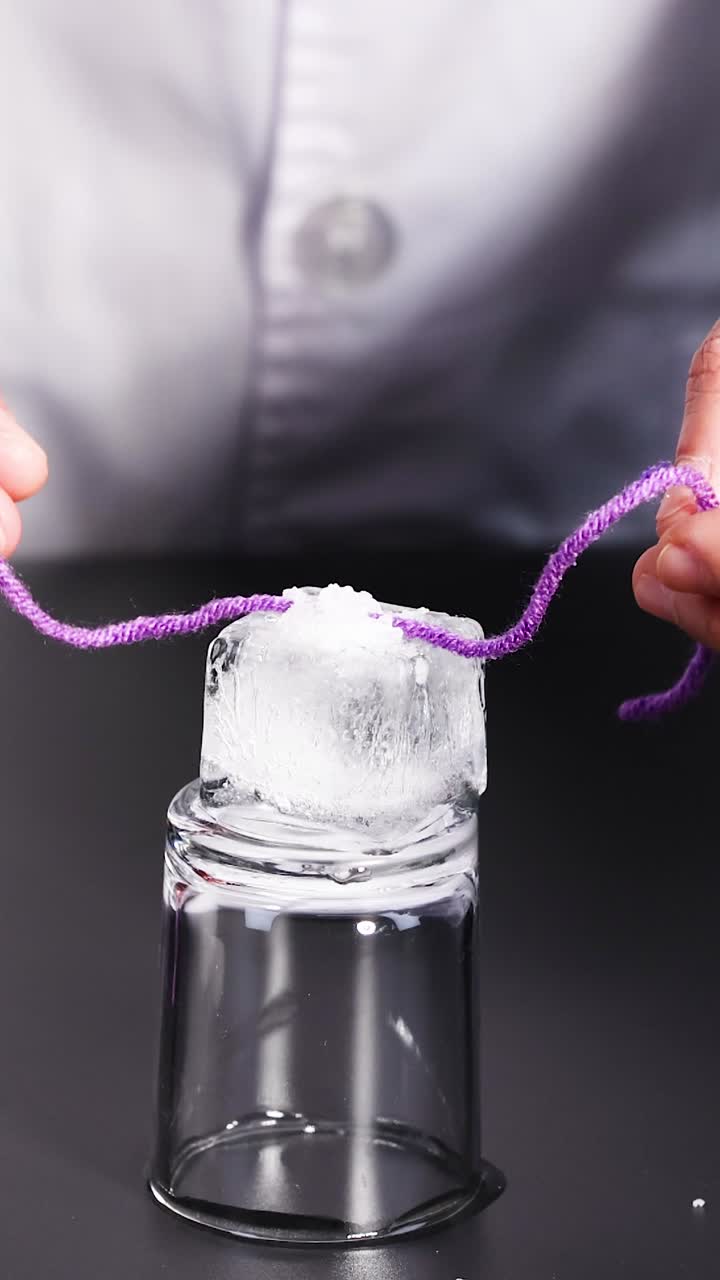 experimento científico con hielo y cuerda