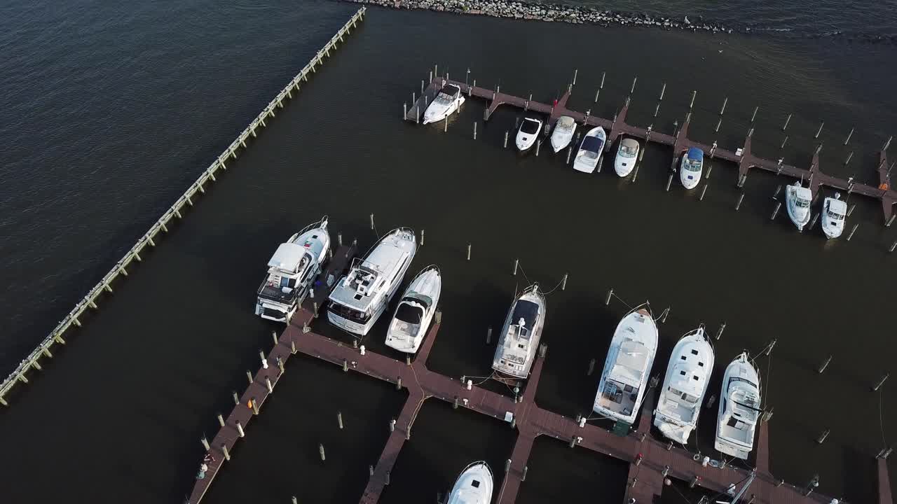 Fågelperspektiv över exklusiv marina och hamn vid pir i Chesapeake Bay, Maryland, USA