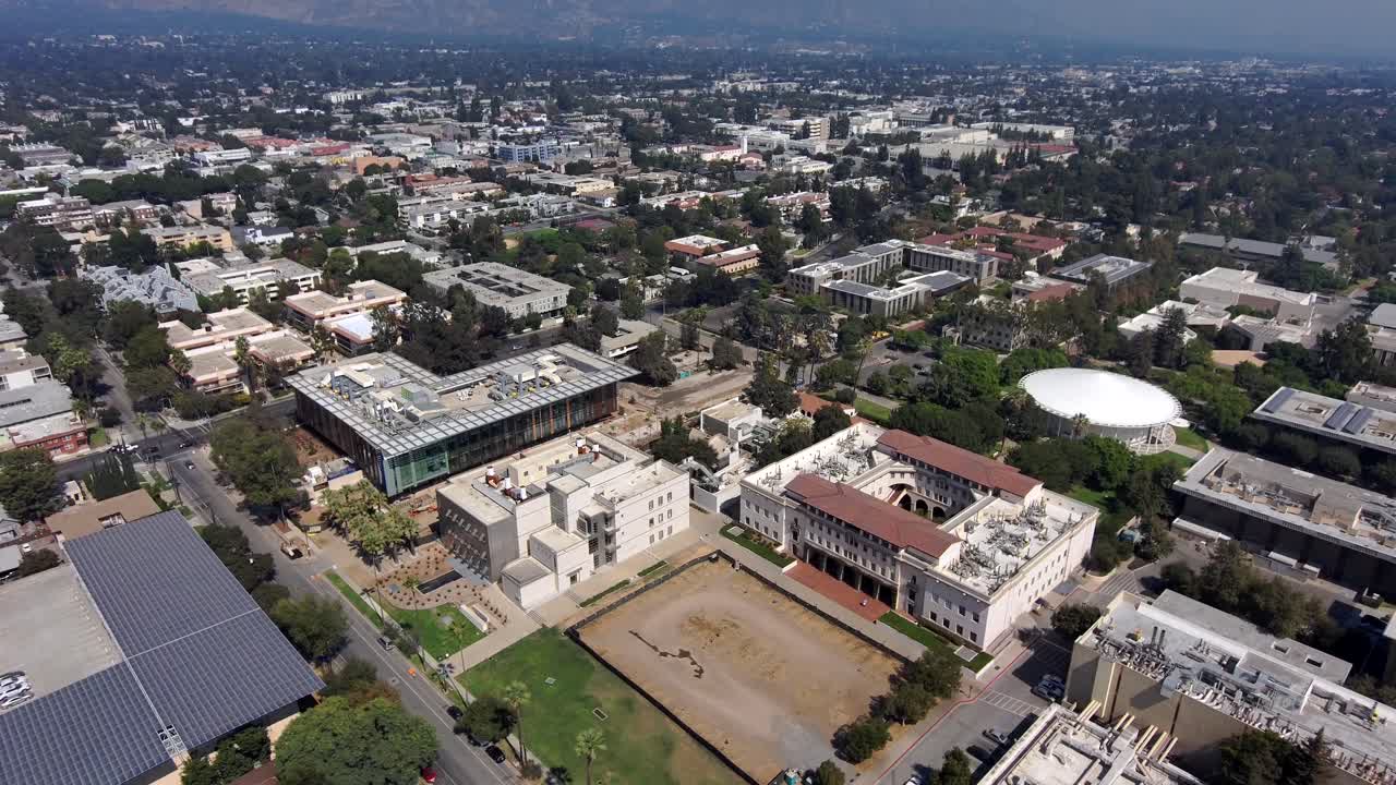 칼텍 연구소의 랜드마크 캠퍼스 스카이라인을 가로지르는 공중 하강 전망