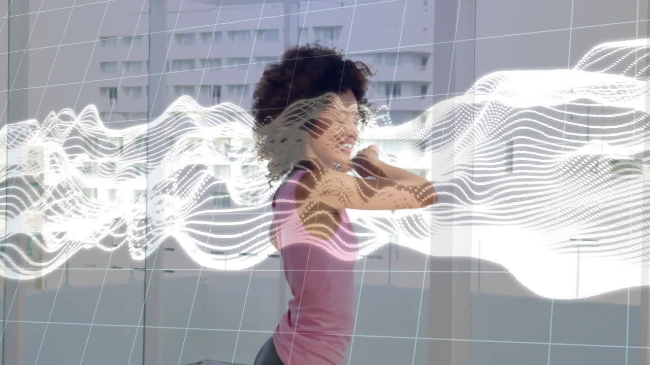 Donna che si allena con un'animazione a onde digitali sovrapposta a un paesaggio urbano sullo sfondo.