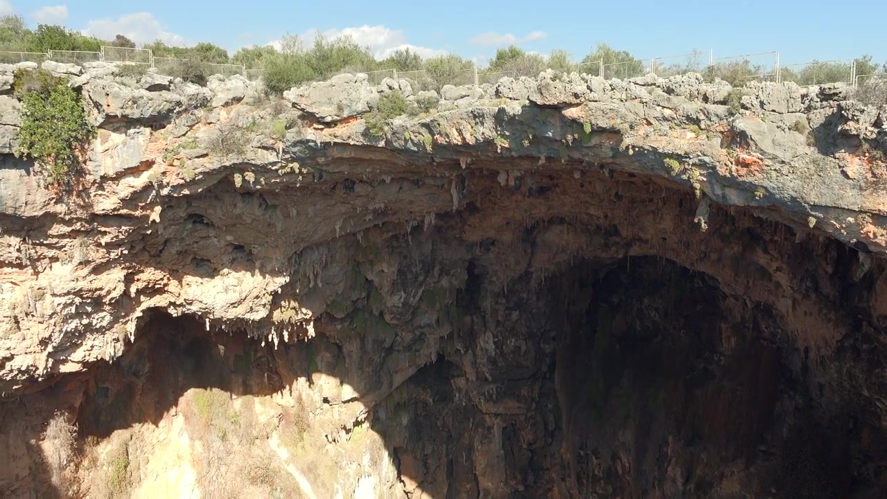 Vista aerea di una grande dolina carsica naturale
