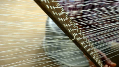 hilos textiles de hilado de máquinas tradicionales en el telar de mano en la india, kerala