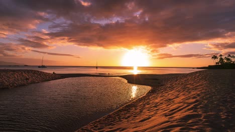 Timelaspe-Eines-Wunderschönen-Goldenen-Sonnenuntergangs-In-Der-Bucht-Von-Waimea---Oahu-Hawaii