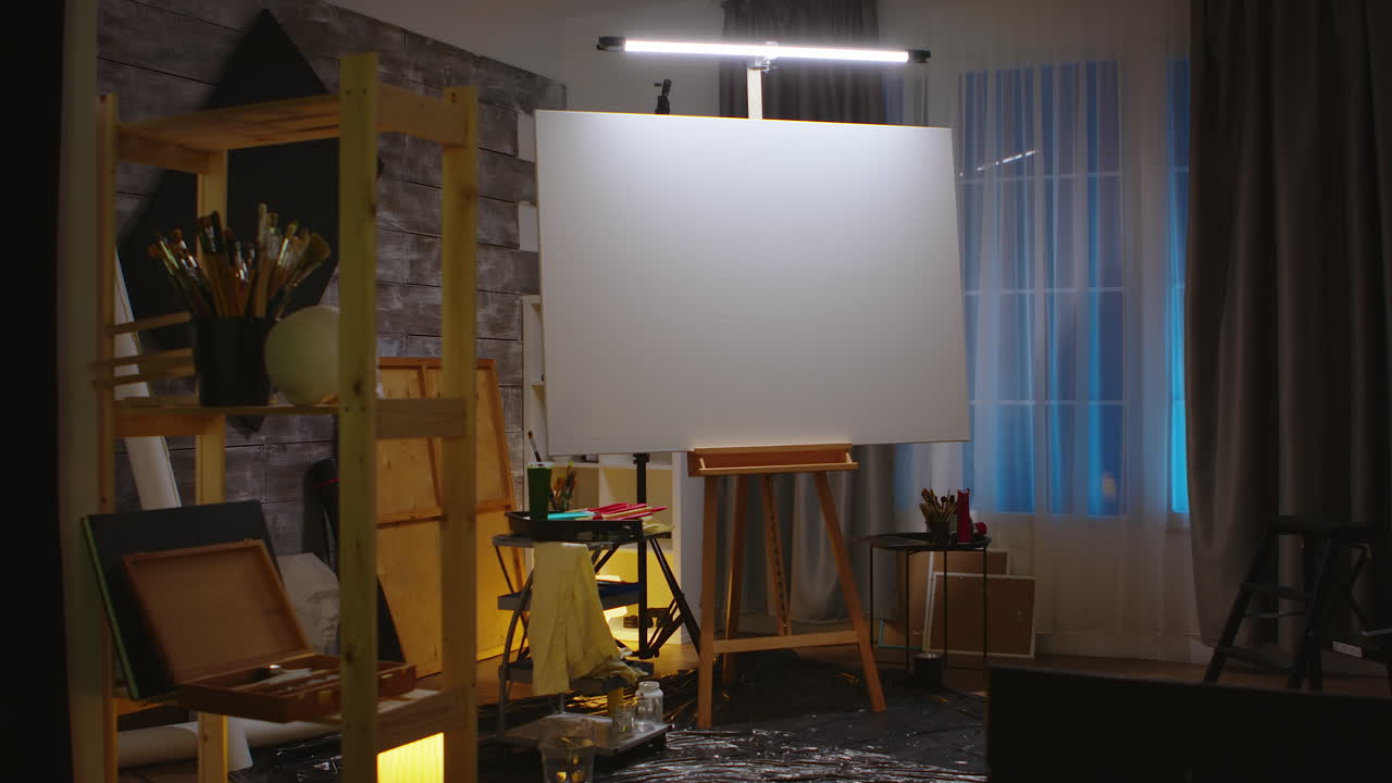 lienzo en blanco en caballete de madera