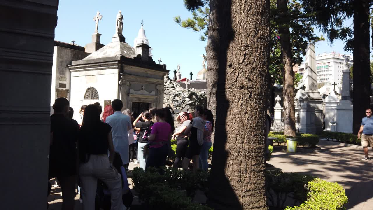 People sightseeing tombs at La Recoleta cemetery guided visit