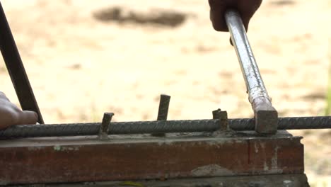 trabajador doblar línea de acero en forma cuadrada. para el edificio de construcción.