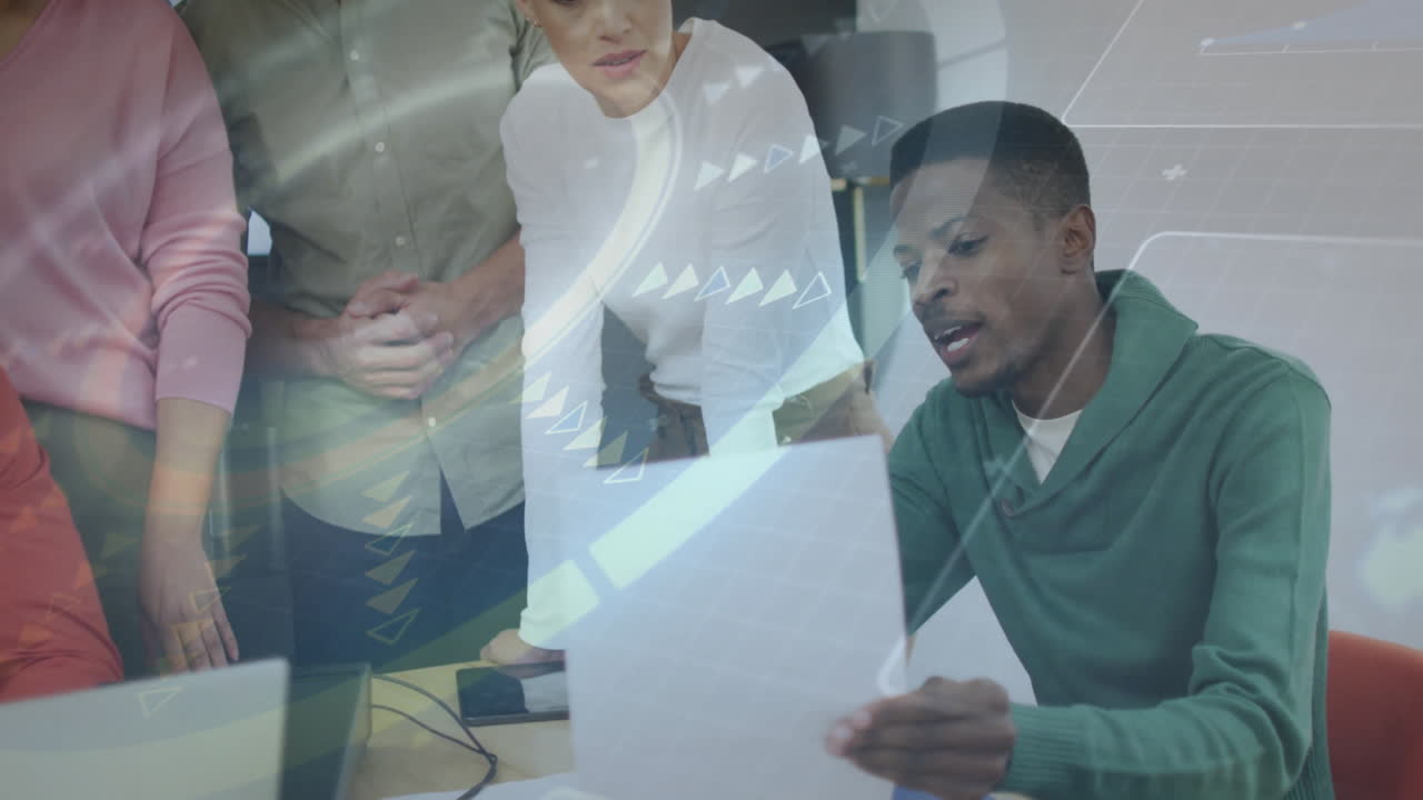 Team diversificato in ufficio che collabora su documenti con animazione di dati digitali