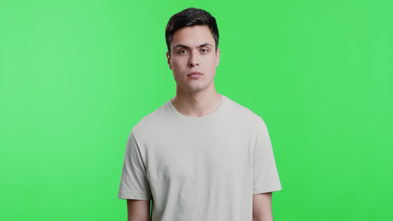 혼란스럽거나 불확실해 보이는 남자
