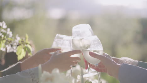 Fröhliche-Schöne-Frauen-Essen-Sonntags-In-Der-Natur-Zu-Mittag-Und-Stoßen-Bei-Einer-Freundlichen-Gartenparty-Mit-Gläsern-An