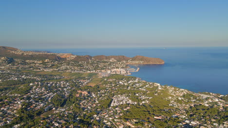 vista aérea de la ciudad de moraira y alrededores en la costa blanca, alicante, españa.