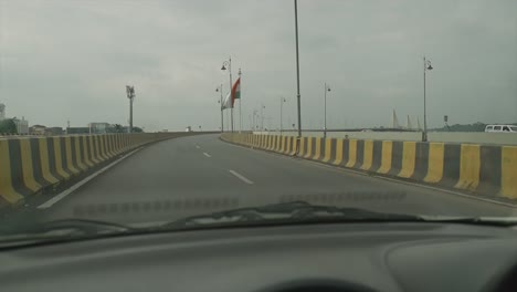 Der-POV-Des-Fahrzeugs,-Das-Sich-Auf-Der-Autobahn-Bewegt,-Zeigt-Eine-Große-Indische-Flagge