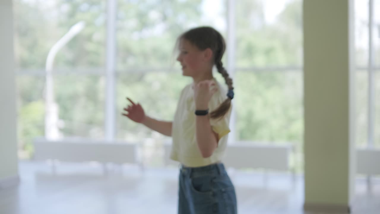 una chica joven bailando breakdance en un estudio moderno.