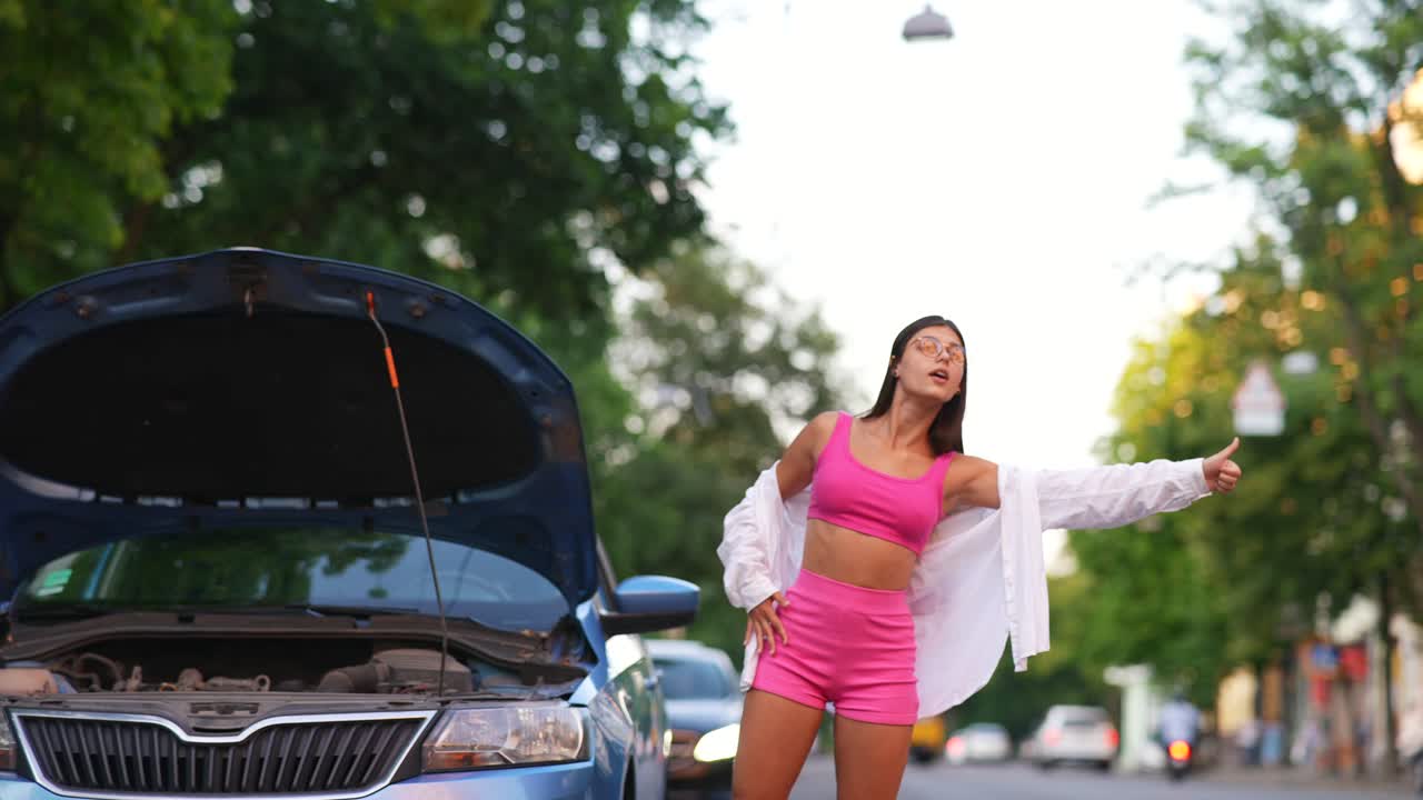 길거리에서 도움을 구하는 차가 고장난 여자