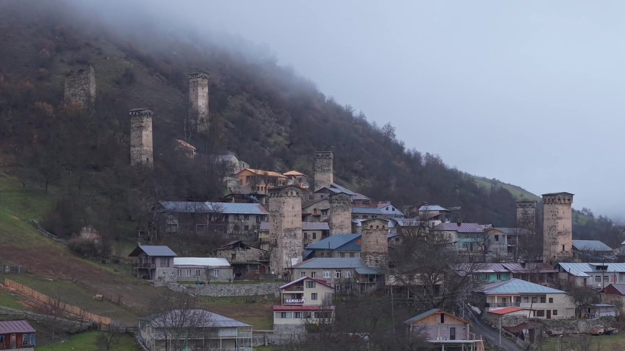 Mestia'nın havadan görünümü, sisle kaplı Kafkas zirvelerinin altında ortaçağ Svan kulelerini sergileyerek köyün zamansız kış atmosferini vurguluyor