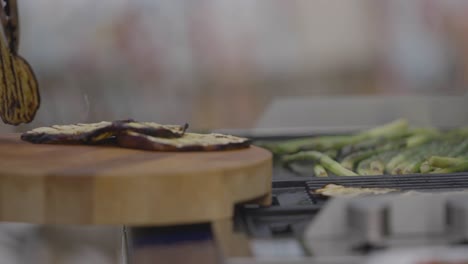 cocinar verduras en la cocina exterior
