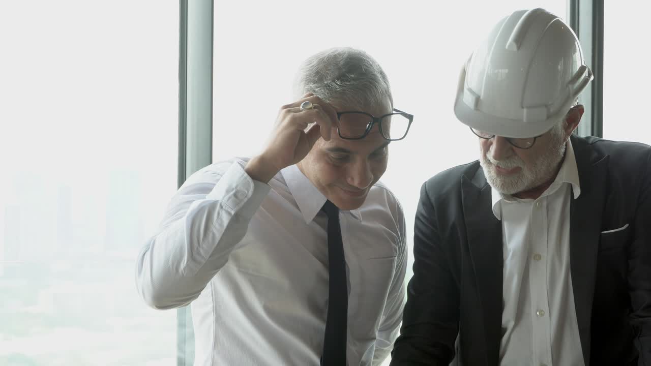 dos ingenieros que discuten sobre el proyecto y la planificación del trabajo es trabajo en equipo, reunión de empresarios de equipo y búsqueda de planos de diseño y diseño con arquitecto y construcción, concepto de negocio.