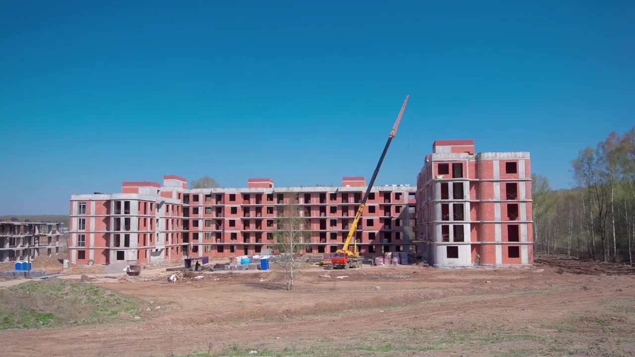 Grúas torre construyen un gran edificio residencial en Mishino, Moscú, Rusia en timelapse