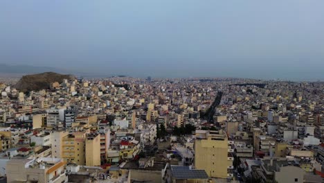 Atenas,-La-Capital-De-Grecia,-Vista-Aérea-Con-Drones-Que-Establecen-Una-Vista-Panorámica-Del-Paisaje-Urbano-Urbano