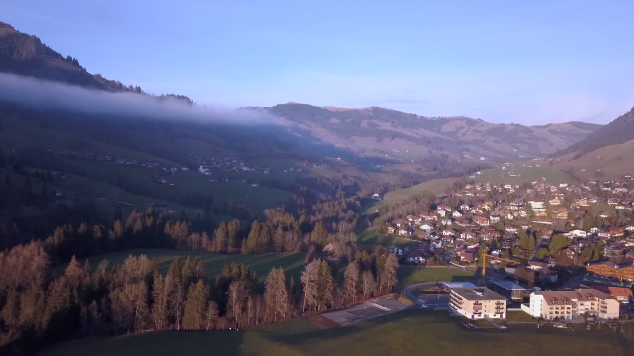 vista aérea del valle verde de la campiña suiza