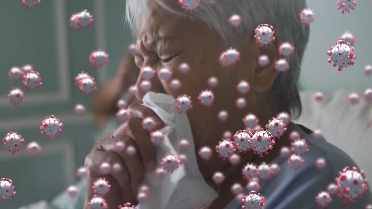 아프리카계 미국인 노인 여성이 집에서 침대에서 기침을 하는 동안 여러 개의 코로나19 세포가 떠다니고 있습니다.