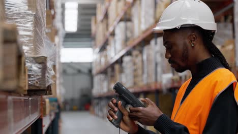 trabajador del almacén escaneando el inventario