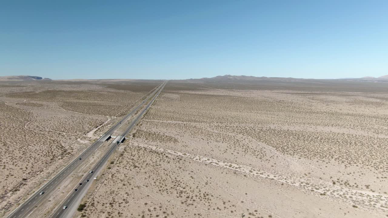 미국 캘리포니아 15번 고속도로 근처 모하비 사막의 높은 고도 공중