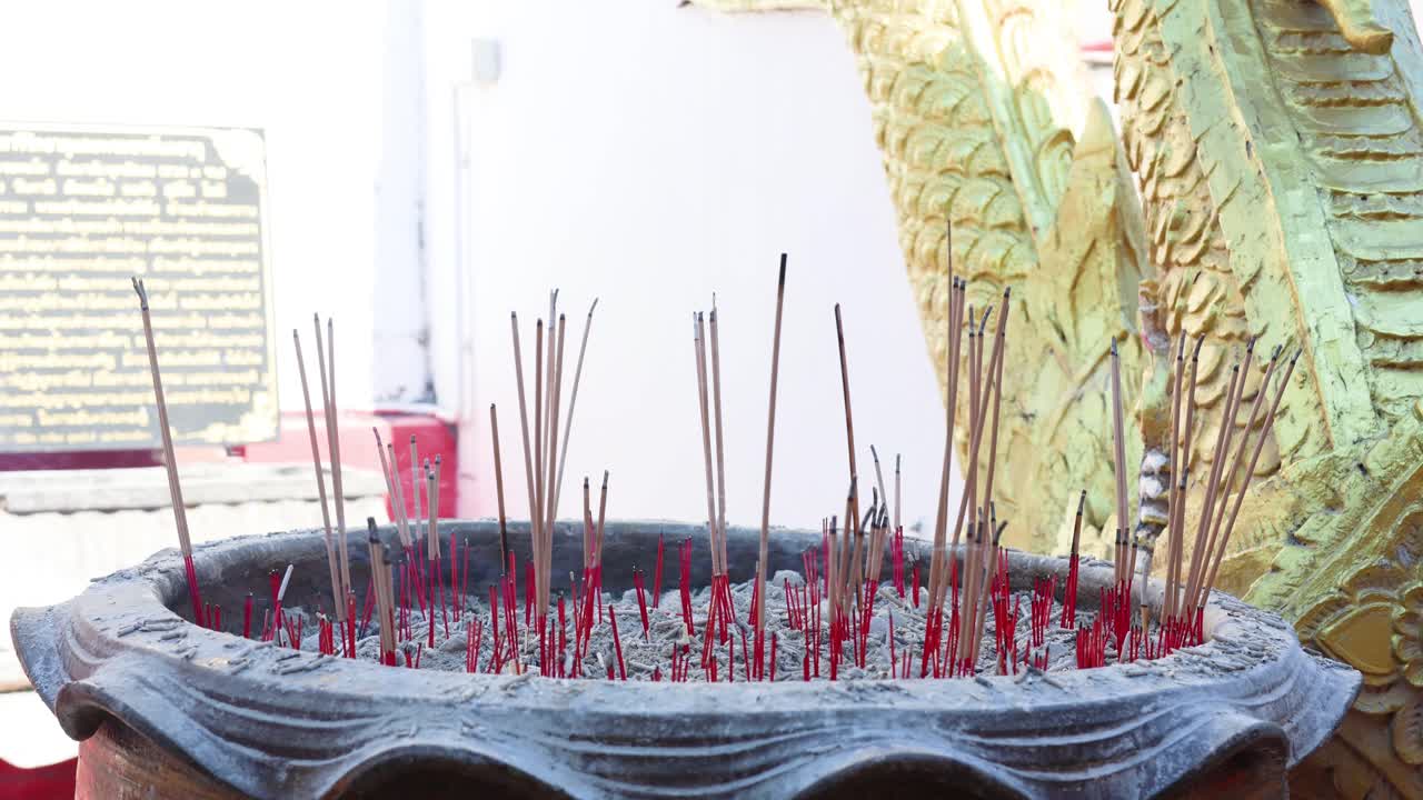 кадивые палочки постепенно сгорают с течением времени