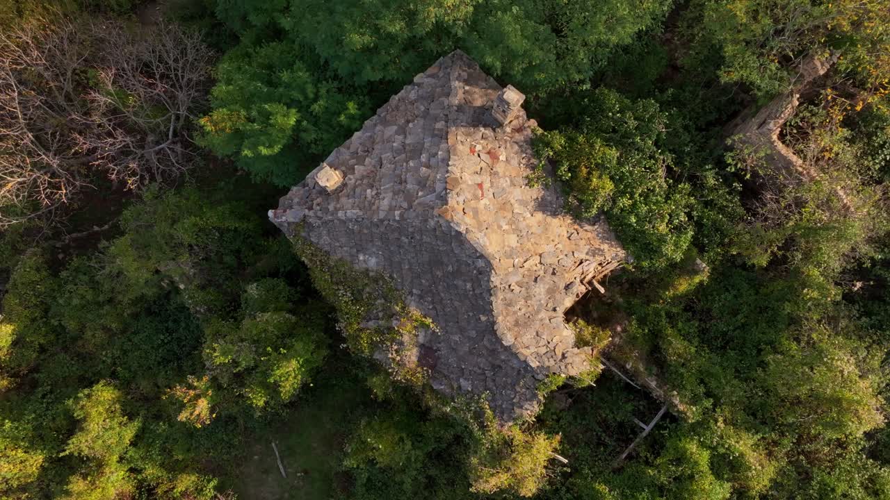 Villaggio dimenticato nascosto sotto alberi selvatici e fitta vegetazione, Bulgaria