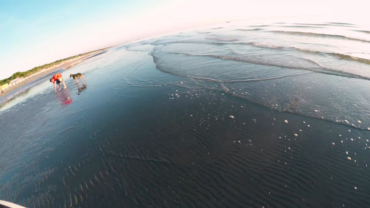 젊은 백인 남성이 낮과 강한 빛으로 해가 뜨는 해변에서 는 첫 번째 사람의 관점