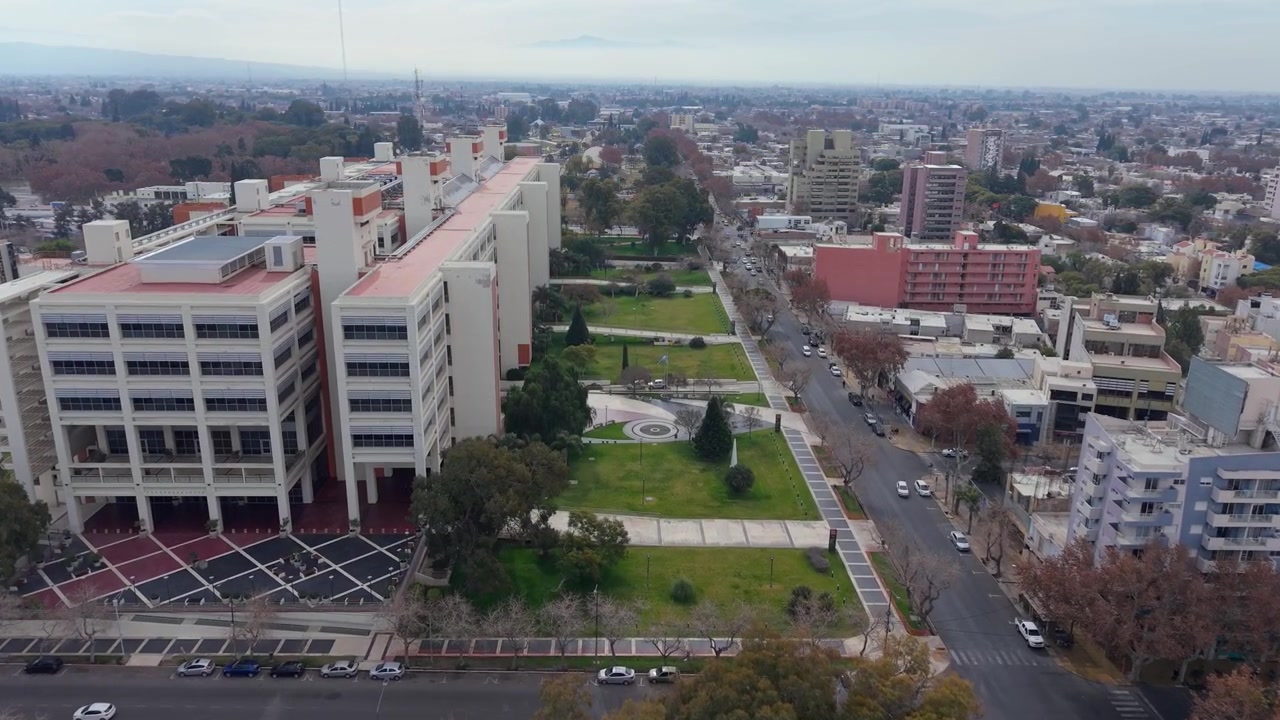 Centro Civico de San Juan e distretto urbano circostante, con l'Avenida Libertador General San Martin, aree paesaggistiche e denso sviluppo urbano, sorvolo in avanti con drone