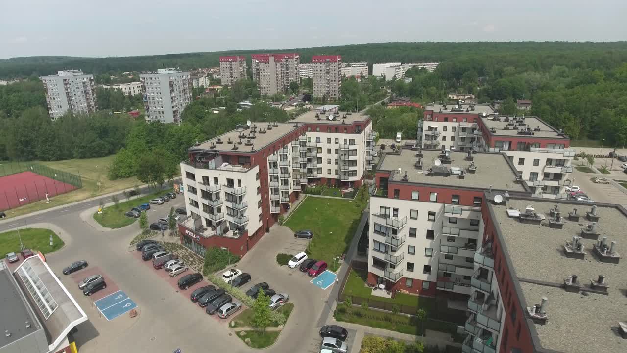 современный, закрытый жилой район с парковками и спортивным полем в большом городе в польше летом
