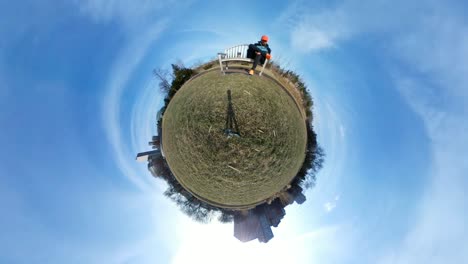 Tomando-Café-En-El-Parque-En-Un-Hermoso-Día-Soleado,-Lapso-De-Tiempo-En-El-Parque-En-Un-Día-Soleado,-Cámara-360