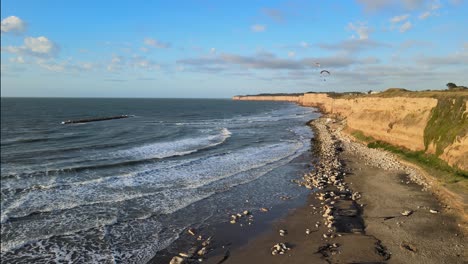 Mañana-En-Playa-Acantilados-Con-Vuelo-En-Parapente