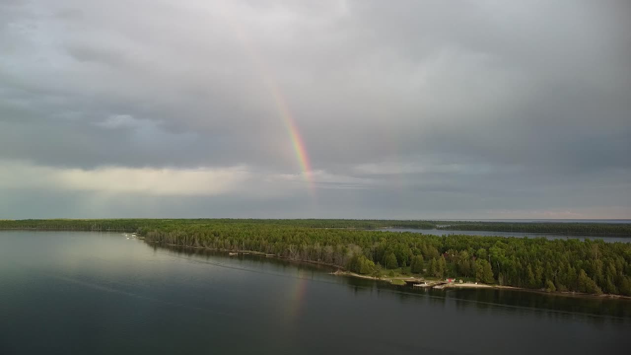 lago aéreo con reflejo del arco iris - lago huron, michigan