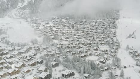 drohnenantenne des wunderschönen ferienortes und kurortes verbier in den schweizer alpen