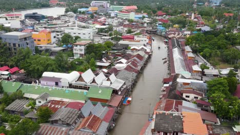 Vista-Aérea-Ascendente-E-Inclinada-Hacia-Abajo-Del-Mercado-Flotante-De-Amphawa,-Tailandia