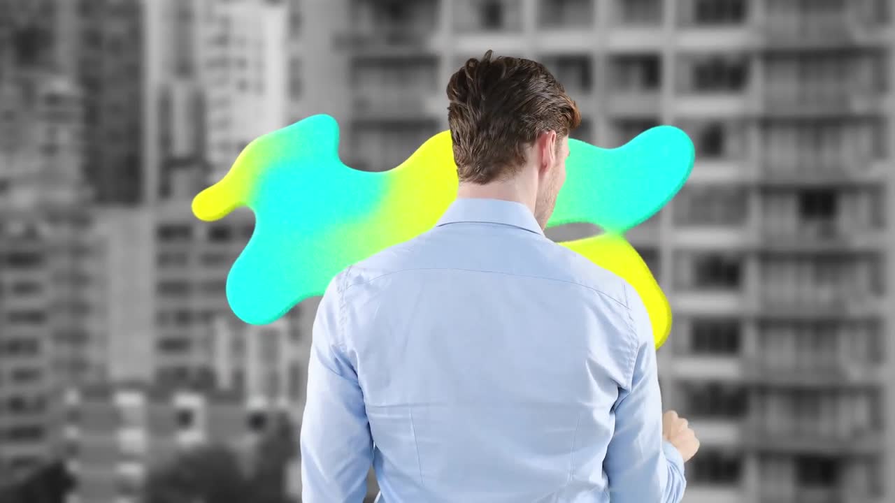 animación de un hombre de negocios caucásico tocando la pantalla sobre la mancha brillante y la ciudad