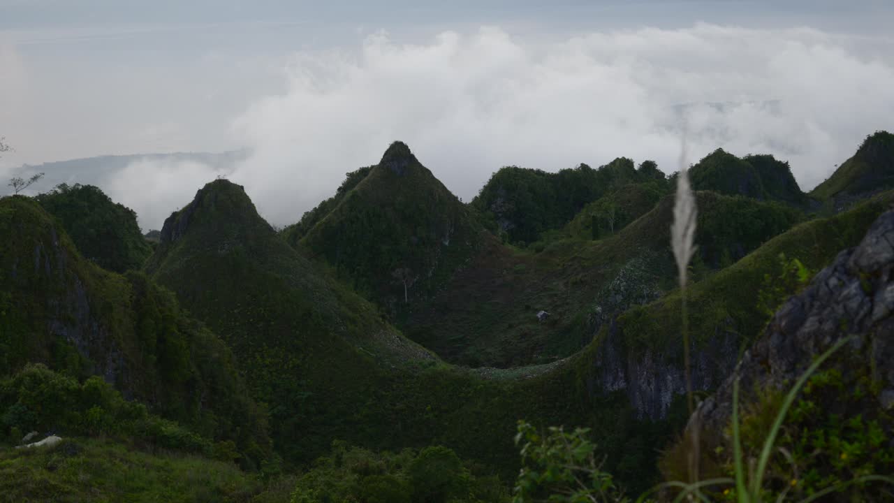 el majestuoso paisaje montañoso en el pico osmeña en cebu, filipinas