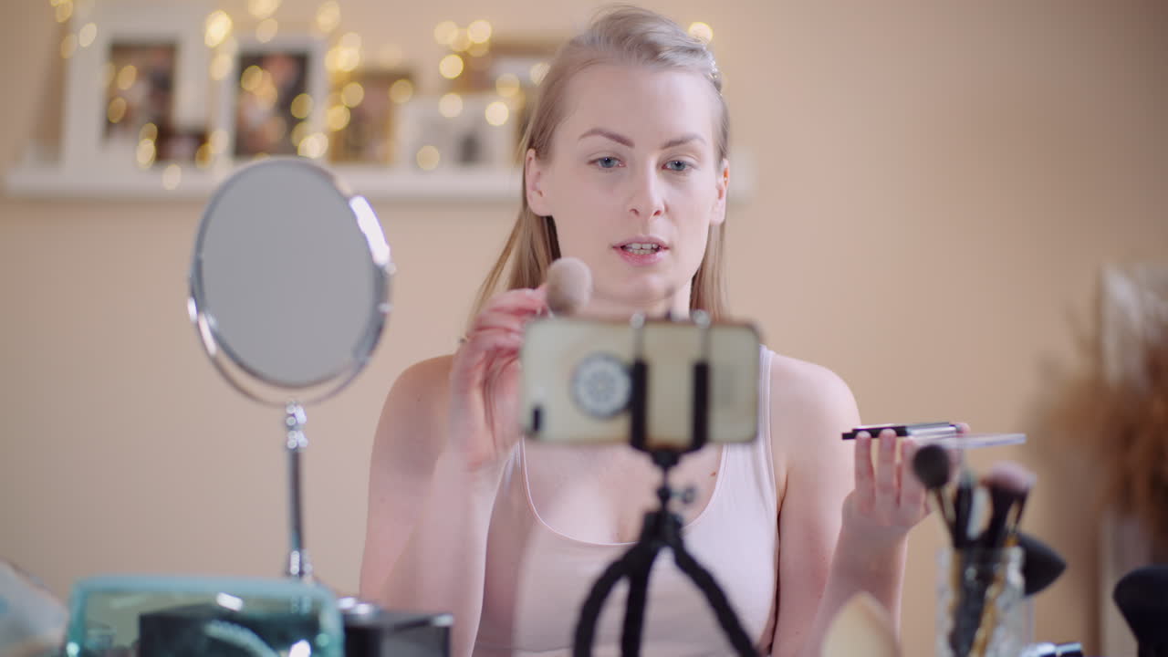 maquilladora femenina que imparte un curso de maquillaje en línea que se transmite en las redes sociales