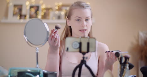 maquilladora femenina que imparte un curso de maquillaje en línea que se transmite en las redes sociales