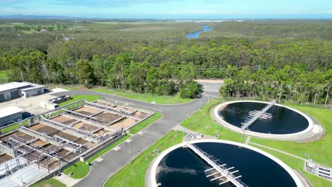volando sobre la planta de tratamiento de alcantarillado de pimpama en la costa de oro en australia