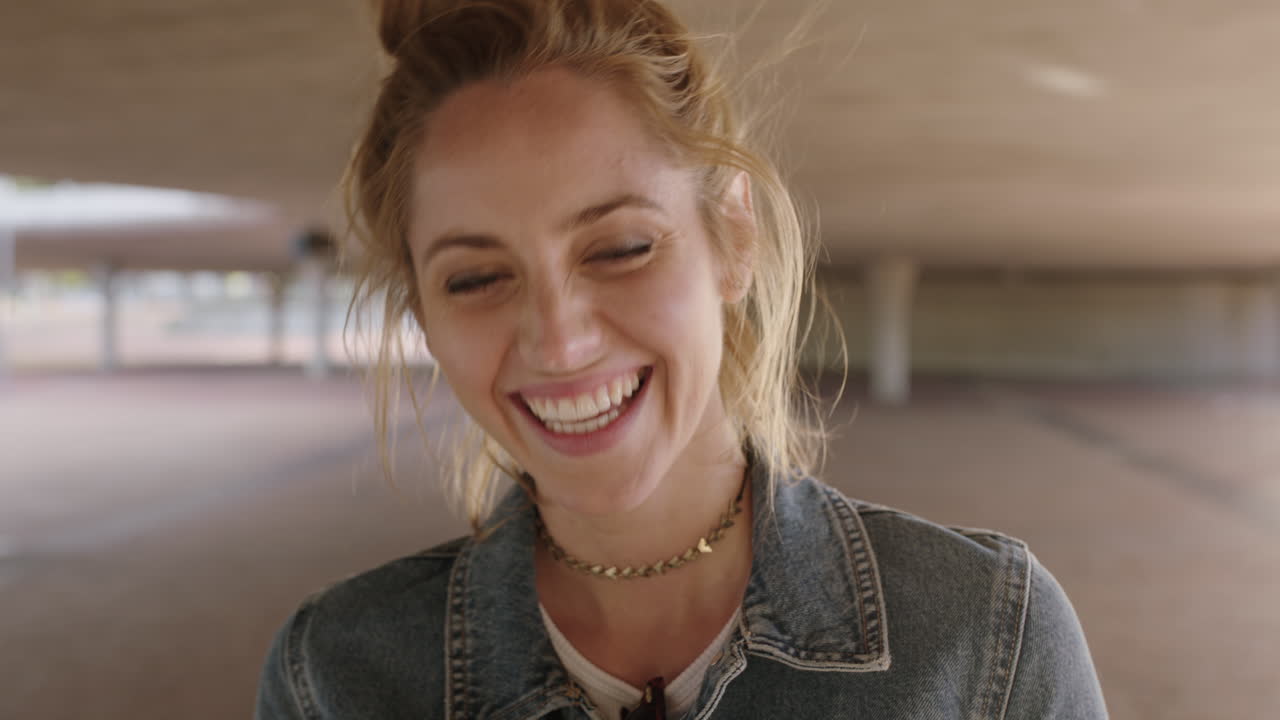 porträt einer jungen fröhlichen frau, die glücklich lacht.