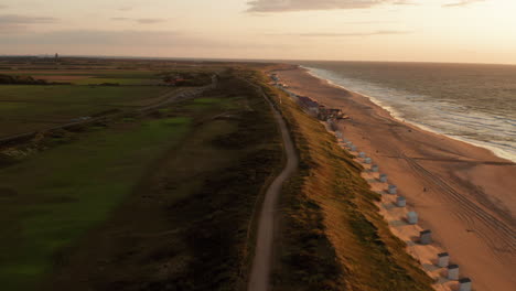 domburg 的海灘在夏天的日落時